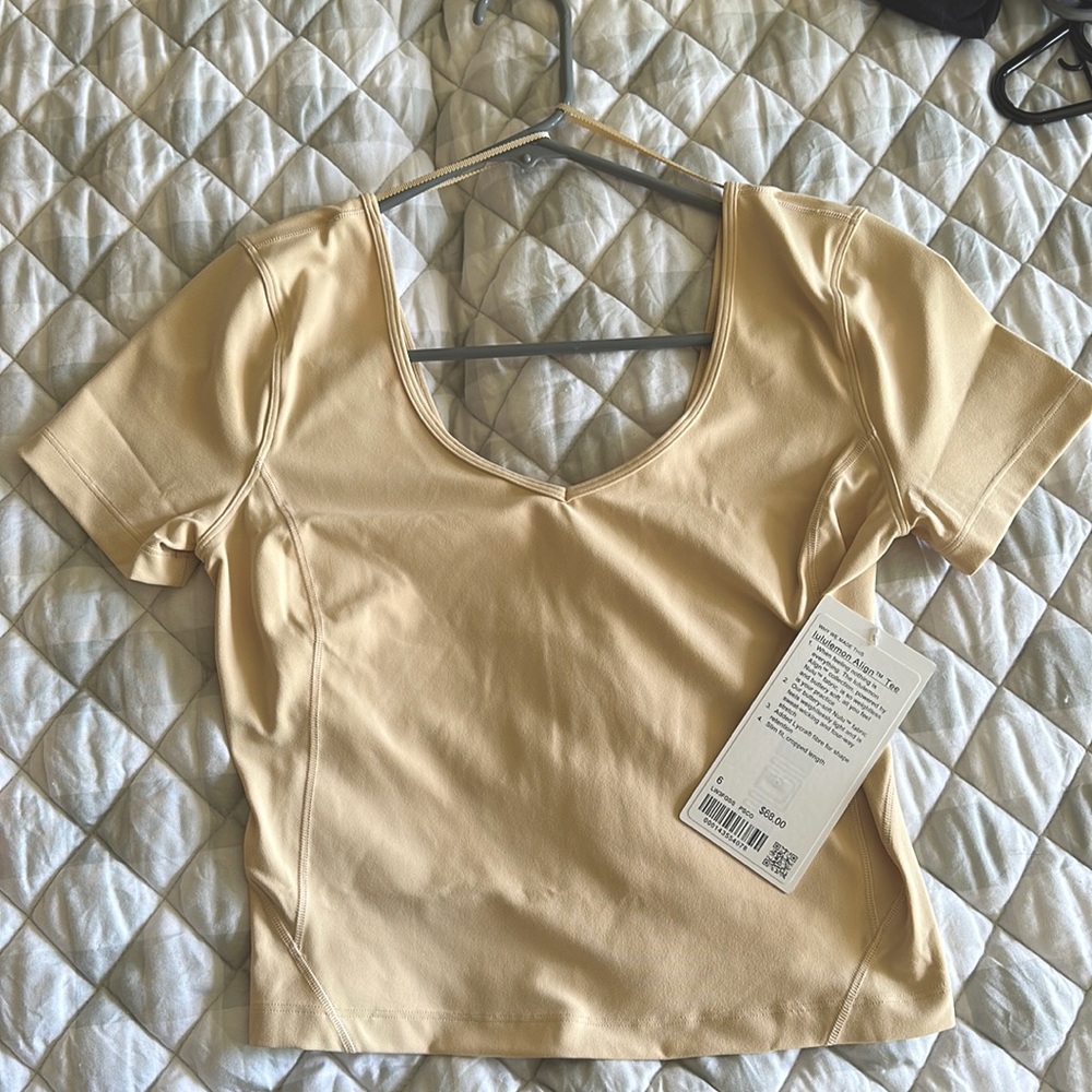 Lululemon cropped Align Tee.